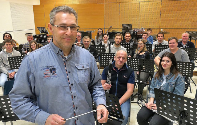 Die Gamperner Musikerinnen und Musiker freuen sich über die Zusammenarbeit mit Kapellmeister Josef Tomitza. | Foto: MV Gampern