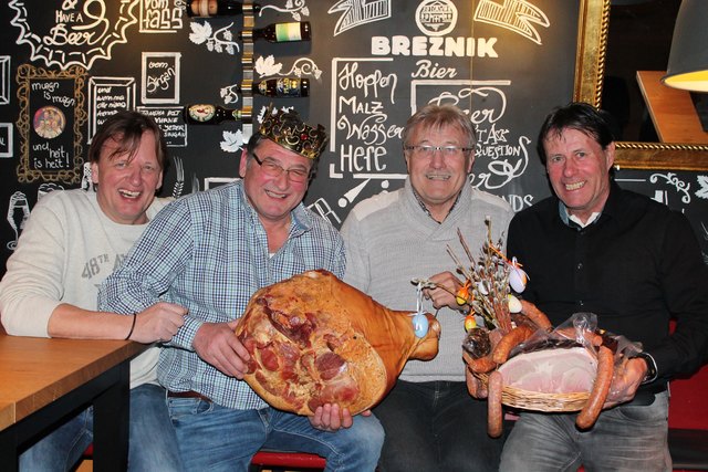 Stefan Breznik, Johann Rigelnik (Schinkenkaiser 2017), Bürgermeister Stefan Visotschnig und Hans Piko (Schinkenkaiser 2016) | Foto: Sternjak