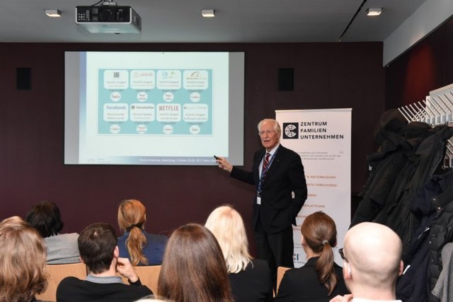 Dr. Bernhard Baumgartner, wissenschaftlicher Beirat
des Zentrum Familienunternehmen am MCI, hält eine Keynote zum Thema Digitalisierung und New Economy.
