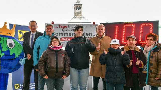 Start der Countdown-Uhren in Vöcklabruck: Bürgermeister Herbert Brunsteiner (4.v.r.) und Martin Ruttenstock (Geschäftsleiter der Raiffeisenbank Region Vöcklabruck) waren neben Vertretern des Vereins "Brücken bauen", Special-Olympics-Athleten und der Phönixschule Atttnang-Puchheim vor Ort. | Foto: Verein Brücken bauen