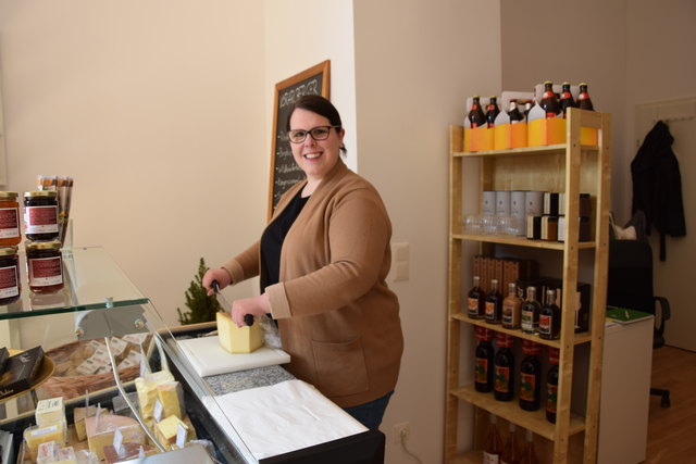 Im Grundbira bietet Katrin Schedler nicht nur Rässkäse aus Bizau, sondern auch viele andere Vorarlberger Spezialitäten an.