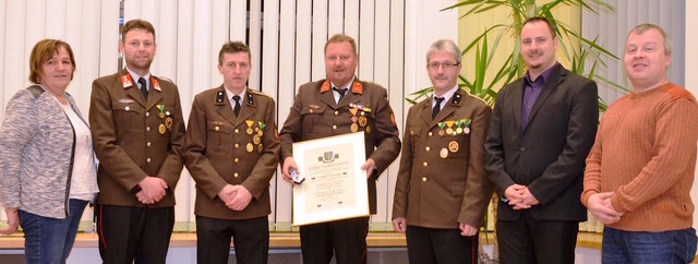 Gemeinderäte Gabi Ecklmayr & Christian Kaser, Gemeindevorstand Gerhard Ratzberger, Albert Eder, Bürgermeister Gründlinger, Vizebürgermeister Brandmayr, Gemeinderat Norbert Gröstlinger (v.l.). | Foto: FF Manning
