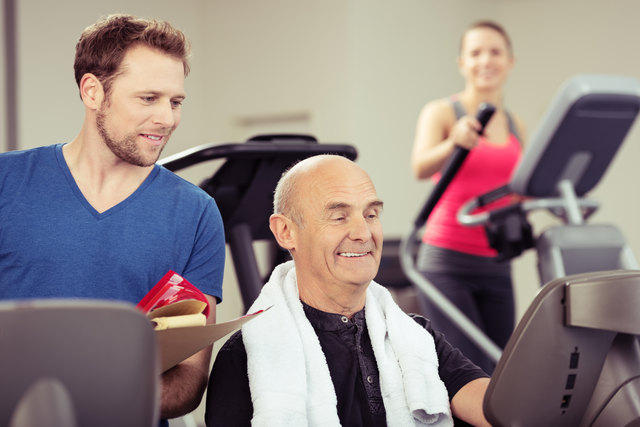 trainer und älterer mann im fitness-studio | Foto: contrastwerkstatt/Fotolia