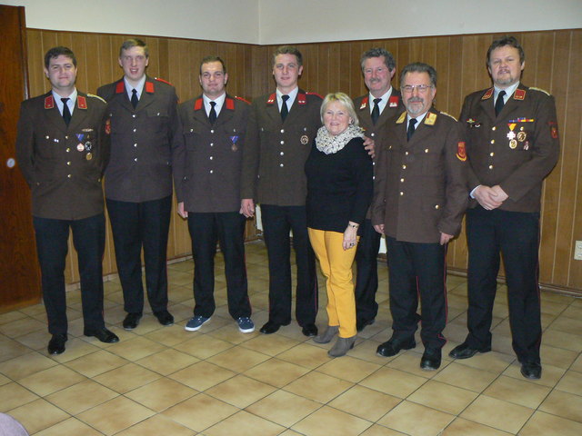 Kdt.Stv. BI Stefan Haselbacher (li.), FM Fabian Franc, FM Stefan Heinisch, HFM Johannes Haselbacher, Fr. Bgmst. Klara Liszt, Ortsvorsteher Harald Haselbacher, ABI Ernst Imre, Kdt. OBI Franz Lakits | Foto: FF Eisenzicken