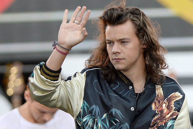 Harry Styles gönnt sich eine Tüte Pommes | Foto: &copy NYKC/FAMOUS