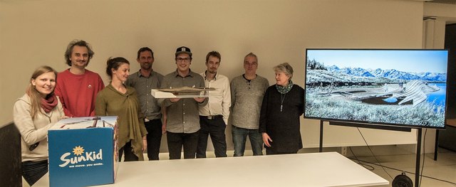 Die Jury und der Gewinner des Wettbewerbs. V.l. Kathrin Treutinger (Entrepreneurship and Marketing, Uibk), Rupert Maleczek (Uibk), Eva Moser (proHolz-Tirol & Inno4wood), Walter Klasz (Lehrgangsleiter Uibk), Fabian Venier (Gewinner), Michael Peintner (Sunkid), Andreas Jantscher (Grafik Designer), Alison Grace Martin (Artist) | Foto: privat