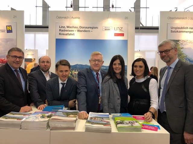 Georg Steiner, Tourismusdirektor der Stadt Linz; Marcus Windsteig, Geschäftsführer Donau Touristik; Andreas Winkelhofer, Geschäftsführer des OÖ Tourismus; Friedrich Bernhofer, Vorsitzender der Werbegemeinschaft Donau Oberösterreich; Petra Riffert , Geschäftsführerin der WGD Donau Oberösterreich Tourismus GmbH; Tourismus Bundesministerin Elisabeth Köstinger und OÖ. LH-Stellv. Michael Strugl. | Foto: Linz Tourismus