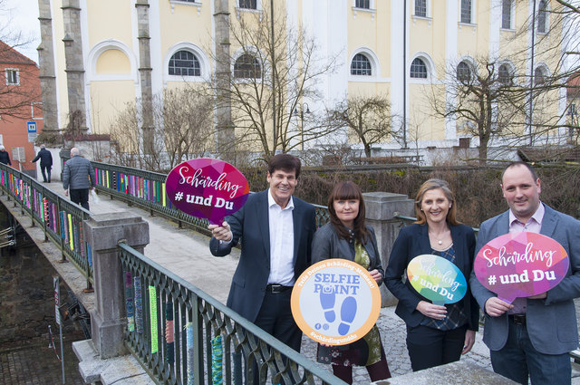 Bunte Strickkunst für Schärding – die Stadtverantwortlichen setzen mit "Schärding und Du" auf Gemeinsamkeit. | Foto: Werbung am Inn