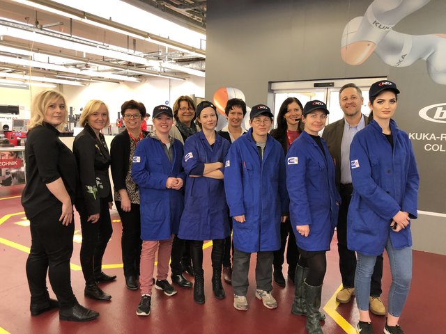 Am heutigen Weltfrauentag waren mehr als 100 junge Frauen in den Werkstätten des bfi Deutschlandsberg unterwegs, um sich bei diesem Aktionstag des AMS über technische Berufe zu informieren. Fünf Berufsbilder von der Maschinenbautechnik bis zur nagelneuen Ausbildung rund um Prozesstechnik und Qualität standen dabei im Mittelpunkt, um so Jobs abseits traditioneller Berufsbilder schmackhaft zu machen und auf den bestehenden Fachkräftemangel zu reagieren.