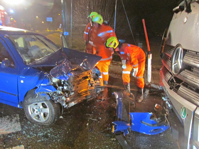 In Bad Goisern prallten ein Pkw und ein Lkw zusammen. | Foto: FF Bad Goisern