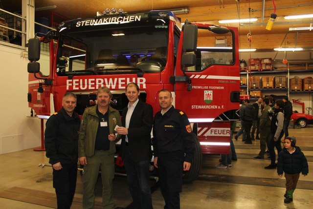 Die Steinakirchner freuen sich über ihr neues Feuerwehrauto.