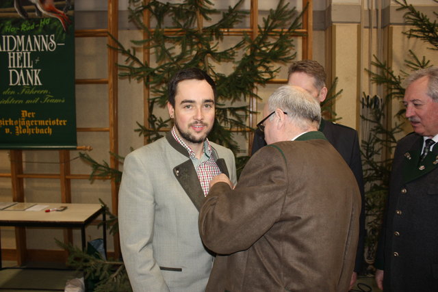 Christian Praher erhält die Raubwildnadel. | Foto: Foto: Mörzinger
