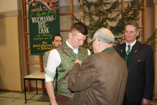 Landesjägermeister Sepp Brandmayr steckt Alexander Scharrer die Raubwildnadel an. | Foto: Foto: Mörzinger
