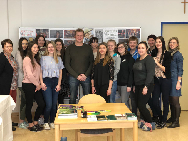 die Foodbloggerinnen der HLW Oberwart mit "Österreichs nächstem Top-Winzer" Andreas Grosz