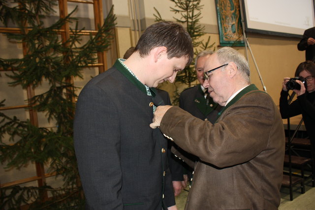 Daniel Palecek erhält von Sepp Brandmayr die Rebhuhnnadel angesteckt. | Foto: Mörzinger