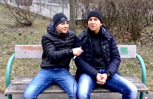 Sorge um Fitness und Bizeps: Hamzat (l.) und Stefan fordern mehr Klimmzugstangen und Trainingsgeräte in den Parks. | Foto: BV20