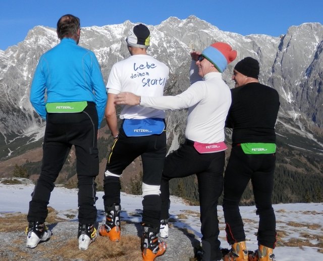Egal ob auf Skiern oder am Rad - ihre Fetzerl haben die Herren vom Radclub Gnigl immer dabei.