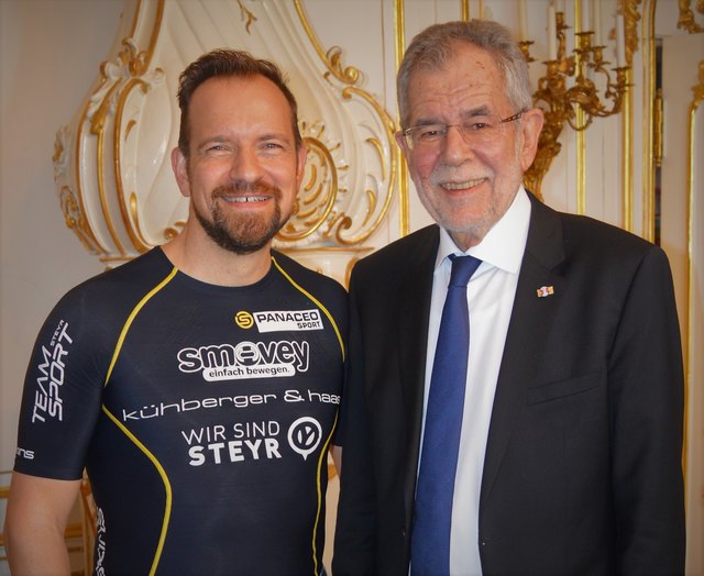 vl.nr. Ultraläufer Andreas Gindlhume;  Bundespräsident Alexander Van der Bellen
