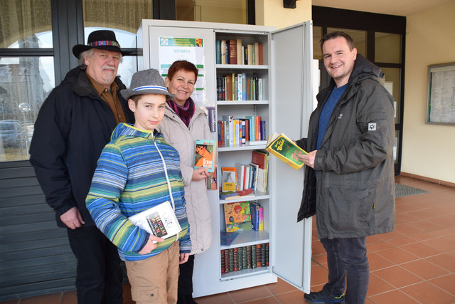 Gernot Oberthaler (li.), Matthias Prinz, Ingrid Fröhlich und Bgm. Wolfgang Koller beim Stöbern im Bücherschrank.