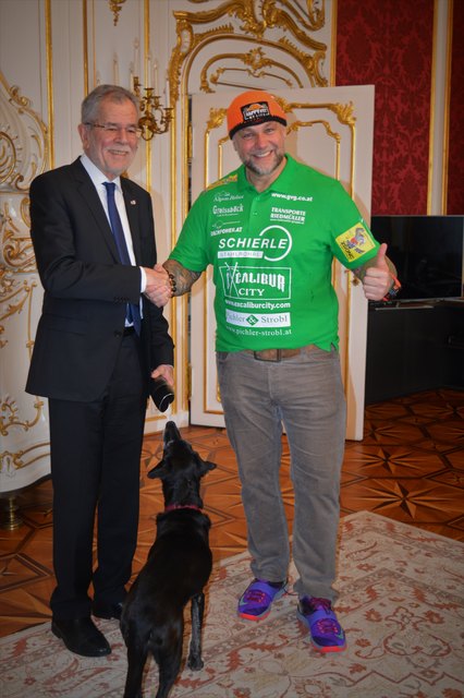 vl.nr. Bundespräsident Alexander Van der Bellen; Franz Müllner The Austrian im Vordergrund First Dog  "KITA"