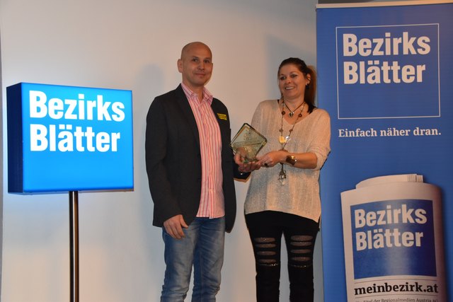 Klosterneuburg/Purkersdorf: Trainer Robert Hass übernimmt den Preis für "Sportstar von morgen" Anika Schicho von Brigitte Huber (Redaktion Purkersdorf) | Foto: BB/Hairer