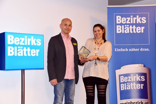 Klosterneuburg/Purkersdorf: Trainer Robert Hass übernimmt den Preis für "Sportstar von morgen" Anika Schicho von Brigitte Huber (Redaktion Purkersdorf) | Foto: BB/Hairer