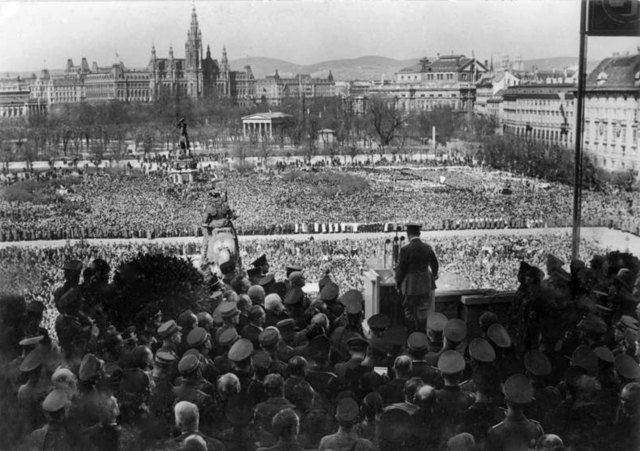 Bundesarchiv Bild 183-1987-0922-500, Wien, Heldenplatz, Rede Adolf Hitler
ADN-ZB/Archiv
Einmarsch der faschistischen deutschen Wehrmacht in Österreich und Annexion des Landes im März 1938.
Ansprache Adolf Hitlers am 15. Mä