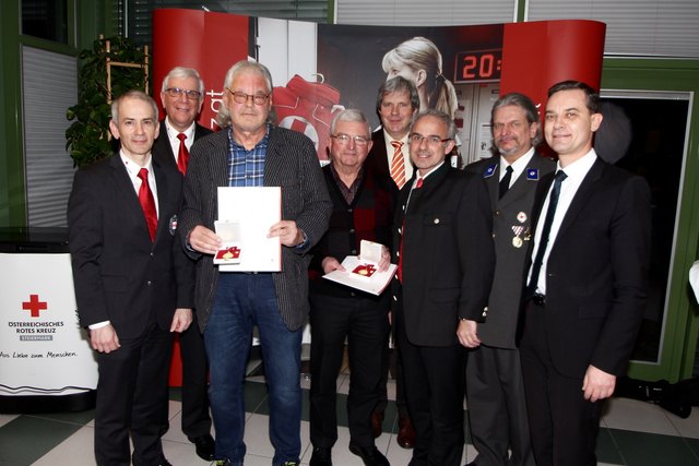 Johann Heinrich aus Ilz (150 Blutspenden) und Anton Prenner aus Rohrbach/Lafnitz (125 Blutspenden) im Kreis prominenter Gratulanten.