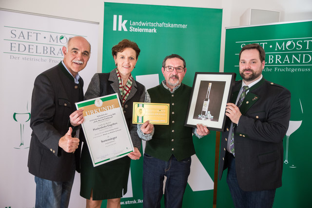 Engelbert Plankenhofer (Mitte), Obstbauchef Wolfgang Mazelle (l.), Vizepräsidentin Maria Pein und Verkostungschef Georg Thünauer. | Foto: LK-Danner
