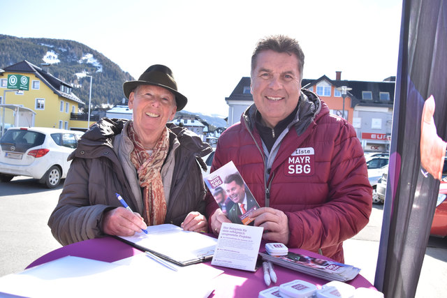 Hans Mayr beim Unterschriftensammeln in Tamsweg.