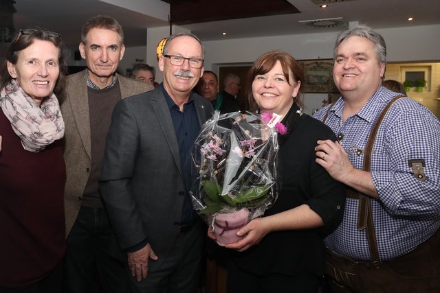 Gerald Hackl (3. v. li.)  überreichte Susanne Rittsteiger Blumen im Rahmen der Eröffnungsfeier. | Foto: Klaus Mader