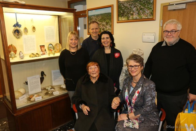 Gabriela Kraus, Paul,Evelyne, Gerhard und Ingeborg Sacher mit Vizebürgermeisterin Irene Wallner-Hofhansl, die die filigrane Klosterarbeit bewunderte.
