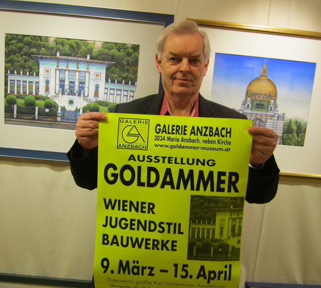 Galerist Alfred Altenburger mit zwei Ausstellungsstücken von Karl Goldammer. | Foto: Galerie Anzbach