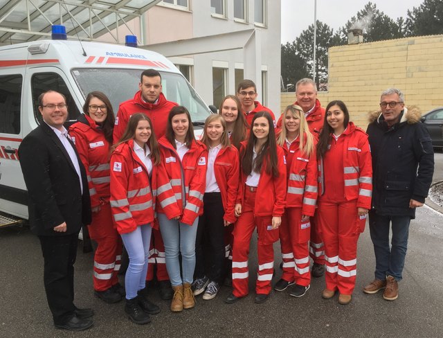 ÖJRK-Schulreferent und Bezirksstellenleiter Mag. Thomas Hasenberger mit dem aktuellen ÖJRK-Team des KLG, ehrenamtlichen Mitarbeitern der Bezirksstelle Gänserndorf (darunter viele KLG-Absolventen), Ortsstellenleiter-Stellvertreter Wolfgang Sovek und Günter Stummer, Delegierter des Internationalen Roten Kreuzes