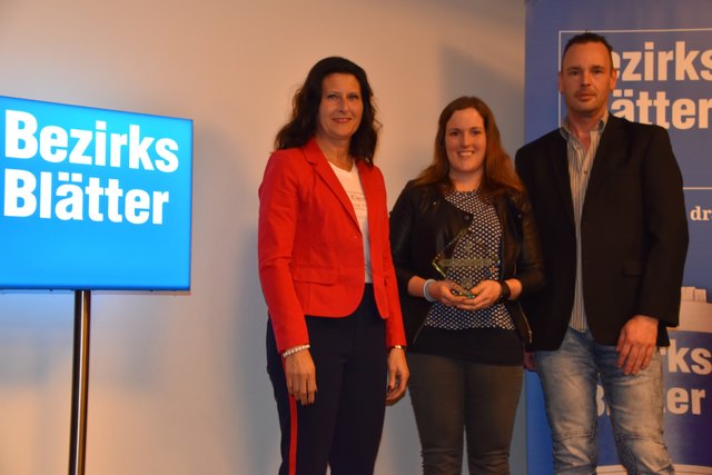 Tulln: Karin Zeiler, Redaktionskoordination Zentralraum,"Sportlerin des Jahres" Sabrina Lederle und Joachim Pricken, Geschäftsstellenleiter Tulln/Klosterneuburg | Foto: BB/Hairer