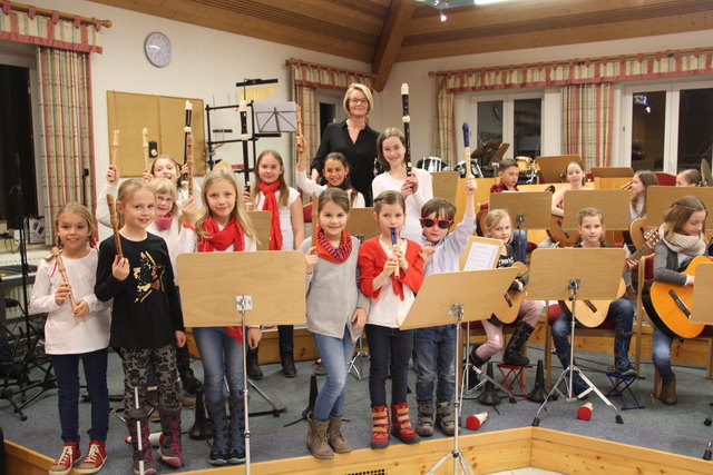 Das Blockflöten-Gitarrenorchester "Flögit" unter der Leitung von Gerda Winkler. | Foto: Privat