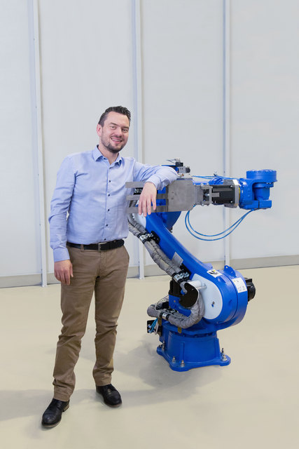 Der Roboter hilft dem Batteriehersteller bei diversen „pick and place“-Aufgaben in der Batteriemontage. | Foto: Rosendahl Nextrom