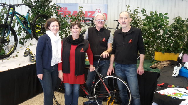 (v.r.n.l.) "Bike Franz" Reitmeier, Helmut Tschellnig, Lisa Reitmeier und WB Gablitz-Obfrau Nina Ollinger