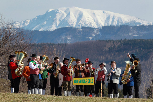 Die Josefikapelle spielt am Panoramahöhenweg auf.