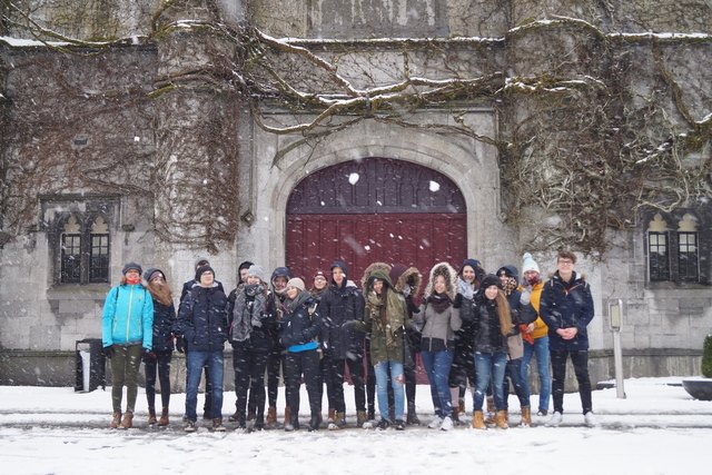 Die Schülergruppe des Piaristengymnasiums Krems vor der Kathedrale in Galway