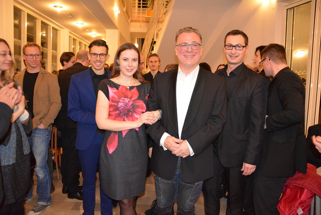 vom Publikum bejubelt: Regisseur Stephan Witzlinger und die Hauptdarsteller Doris Wimmer, Martin Berger und Reinhard Hirtl
