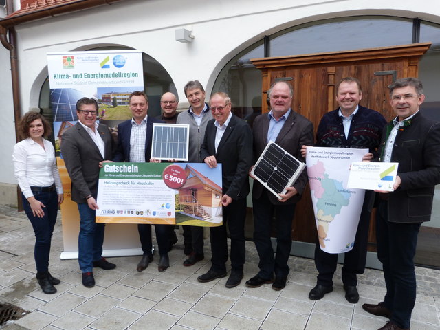 Das "Netzwerk": Die Bürgermeister Johannes Weidinger, Manfred Reisenhofer, Ferdinand Groß, Johann Winkelmaier und Robert Hammer u.a. mit Modellregionsmanagerin Maria Eder (l.).