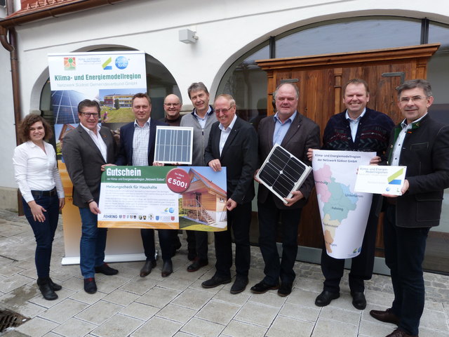 Das "Netzwerk": Die Bürgermeister Johannes Weidinger, Manfred Reisenhofer, Ferdinand Groß, Johann Winkelmaier und Robert Hammer u.a. mit Modellregionsmanagerin Maria Eder (l.). | Foto: KK