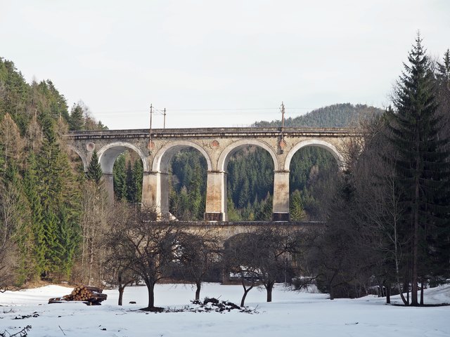 Das große Kalte Rinne Viadukt steht imposant in der Landschaft.