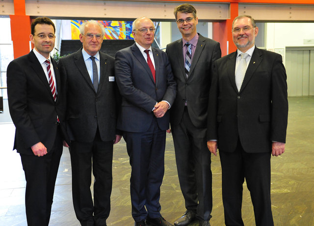 Drei Superintendenten, Bischof und Superintendentialkurator: v.l.: Superintendentialkurator Michael Axmann, Altsuperintendent Ernst-Christian Gerhold, der Vorgänger des amtierenden Superintendenten Hermann Miklas (re.), Bischof Michael Bünker (Bildmitte) und der designierte Superintendent Wolfgang Rehner (2.v.r.)