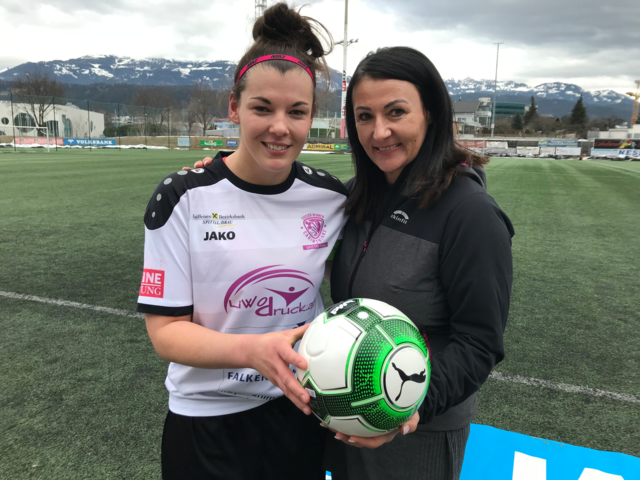 KFV-Vizepräsidentin Tanja Hausott stellte sich bei Carinthians Kapitänin Katharina Knaller mit eine Ballspende ein