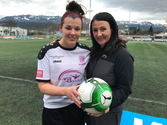 KFV-Vizepräsidentin Tanja Hausott stellte sich bei Carinthians Kapitänin Katharina Knaller mit eine Ballspende ein | Foto: Thomas Fian/KK