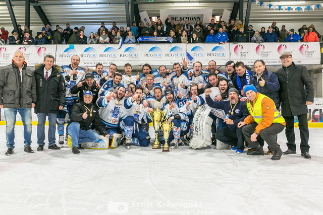 Das Team des EC RegYou Steindorf freut sich mit Trainer Martin Hohenberger (5. stehend von rechts) und vielen Fans über den dritten Meistertitel in Serie | Foto: ernst.krawagner@sport-fan.at/KK