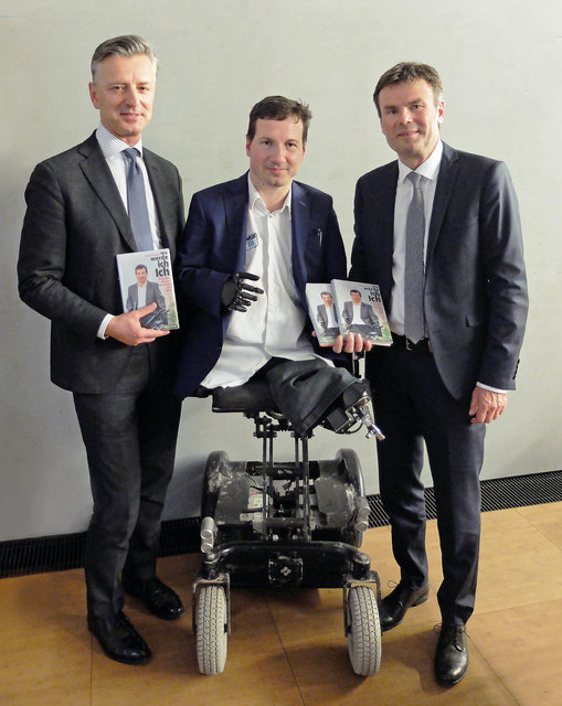 Der Psychologe, Motivationsredner und Autor Georg Fraberger (M.) präsentierte sein neues Buch auf Einladung des Bankhaus Spängler in Linz. Vorstandssprecher Werner Zenz (l.) und Regionalleiter Johann Penzenstadler zeigten sich beeindruckt. | Foto: Bankhaus Spängler