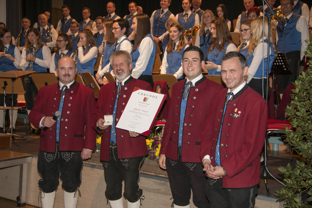 Bürgermeister Flotzinger (links) bei der Verleihung des Ehrenrings der Gemeinde Rohr an Kapellmeister Günther Schädl - mit Nachfolger Andreas Ottendorfer und Obmann Christian Aigner.